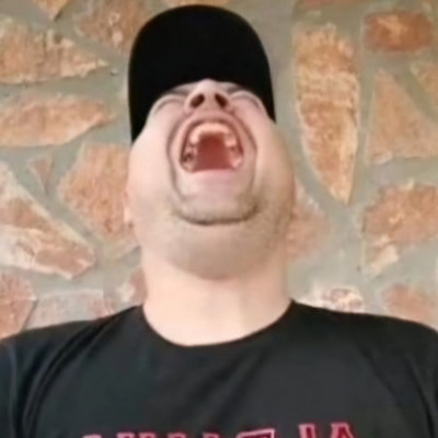 Mc Isti jò sok Cukros energiaitalt iszik és a fogai is egyre csak hullanak kifele