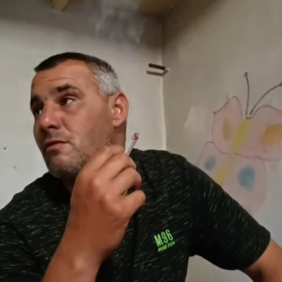 Láncdohányos koldus Mobilsz csak ül és motyog