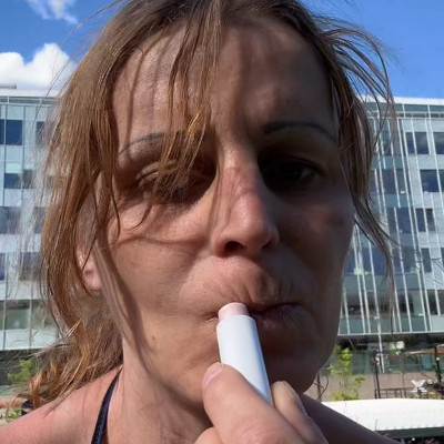 Tibi kisminkeli a férfisegglyuk száját, hátha nőnek nézik