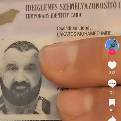 Rugós Brekeke az iratait mutogatja