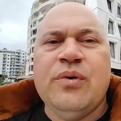 Ananàsz habzò szàjjal anyàzik és menekül az utcán