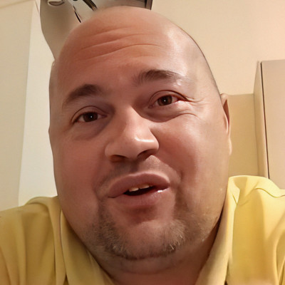 Mc Isti kövér, kancsal feje