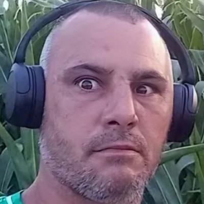 Àdàm Mobil Horrorfilmbe illő feje