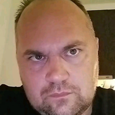 Mc Isti morcosan néz