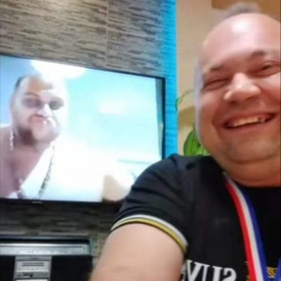 Pistike Vigyorogva  Busákkal pòzol