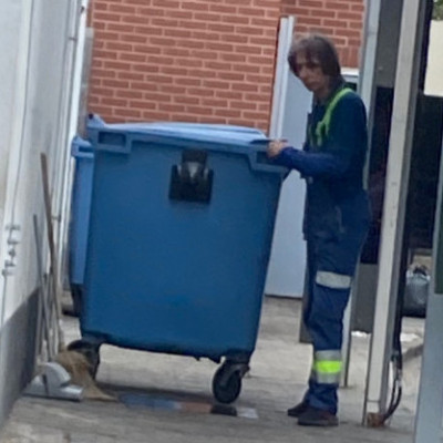 Molnár Ef Árpi Kancsit keresi a kukában, de az nincs otthon