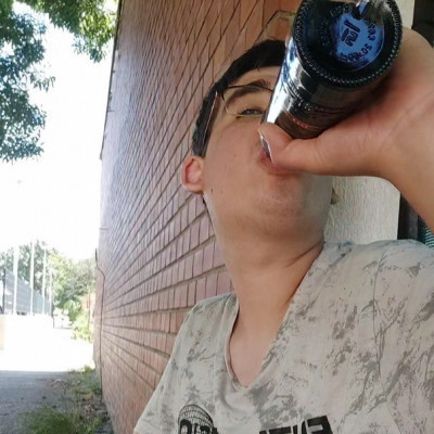Ősember Jenes Patriksz sörtöt vedel