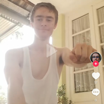Jolly live screenshot és szőrös hónalja