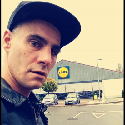 Drogosfejű Mobilsz a Lidl előtt