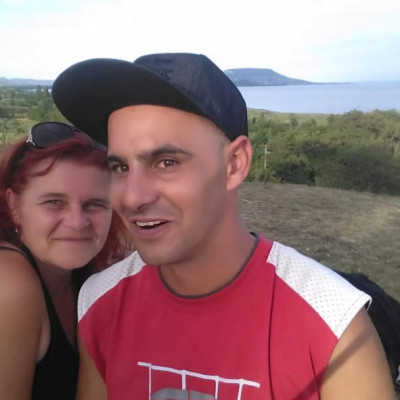 Koldus Mobilsz a foghìjas Exével, Varga Évivel