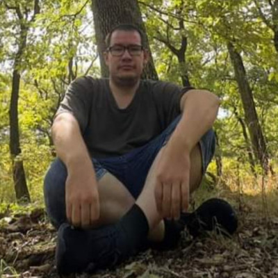 VKÀ az erdőben ücsörög