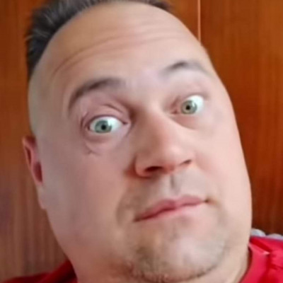 Ananàsz amikor èrtelmesen néz XD