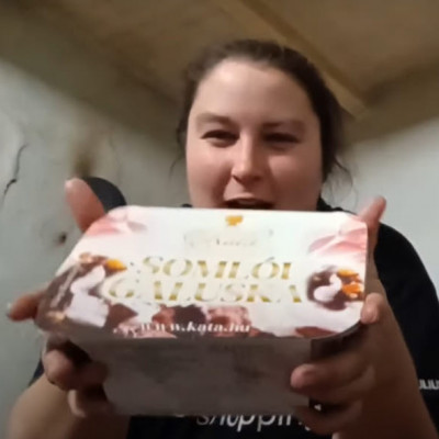 Seggdebil Zabina örül a somlóinak. Kb ilyenkre basszák el a 100 ezres felszopói donést :D