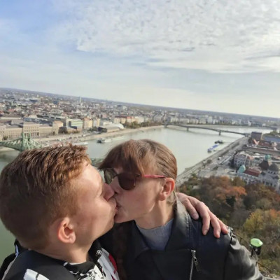 A retardált Fitymaffiakirály új barátnőjével flexel