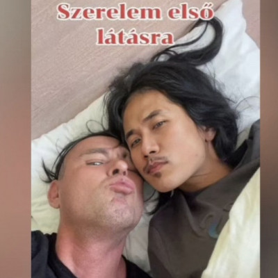 Kamus Sztív boldog parkapcsolatban èl Tájföldön a pasijàval