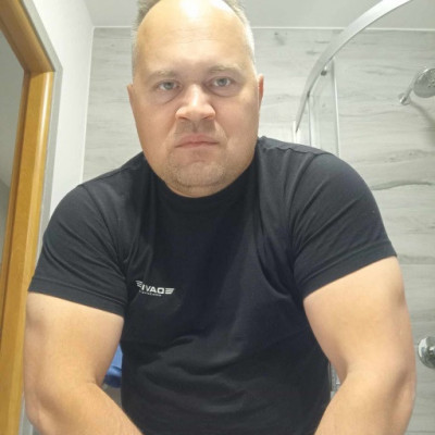 MC Szelepes kigyúrt felsőteste