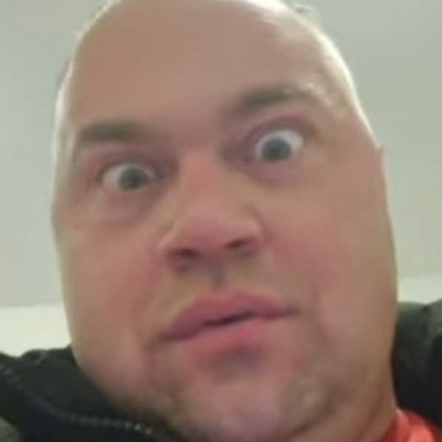 A Gyogyòs Malac őrült fejjel bàmul