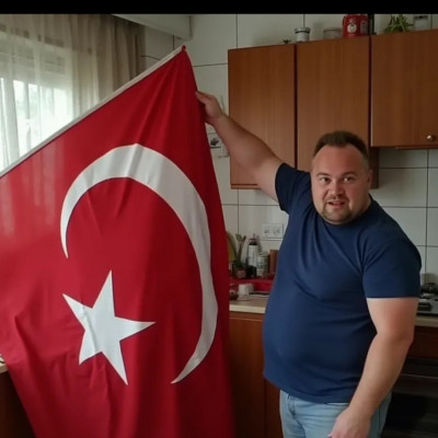 Mc Isti a szìnfalak mögött