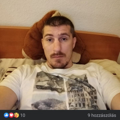 Büdösalkesz szarszagú Trutymó Titán Schalk Matyika tovább próbálkozik a csajozással a neten