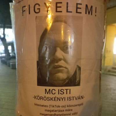 Mc Istit kegyetlenül Kiplakàtoltàk