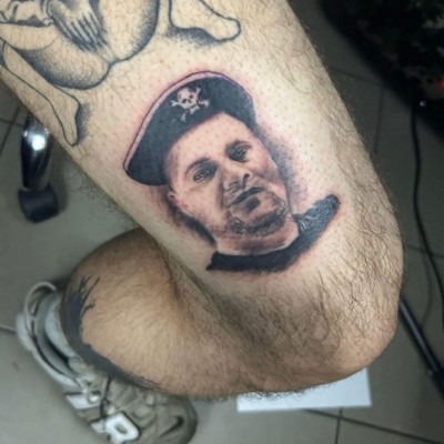Random agyhalott felszopó Mc Istis tetoválàsa