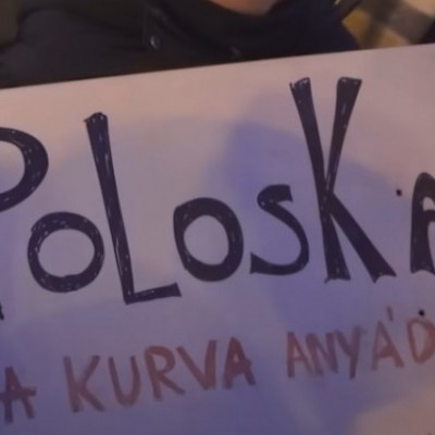 Random tüntető üzen MC Isti anyjának (MC Isti párhuzam egy random molinón)