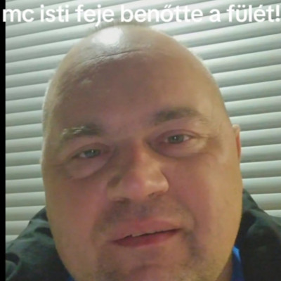 Mc Isti feje màr benőtte a füleit, annyira hàjas