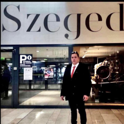 Bár Szartinka már visszavonult, azért még szeret szerepelni facebookon