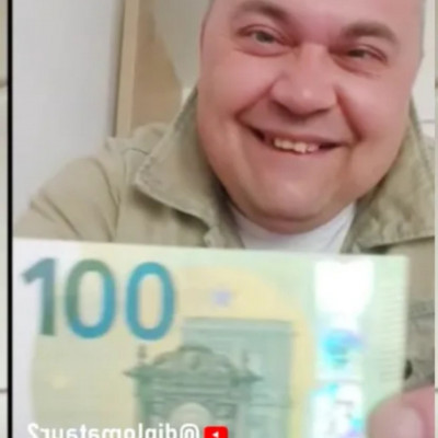 Fogatlan Sertéskènyi Pista 100 euròssal vigyorog