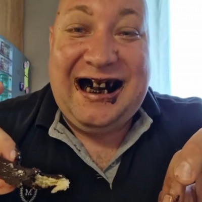 Subi Sertés fogak nélkül is szereti enni a kakaòs csigàt
