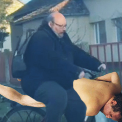 Tojás sodimobillal közlekedik