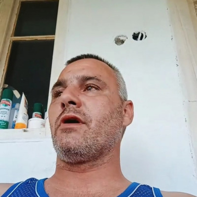 Lelakott fejű alkesz Mobilsz a Putriban hűti a levet