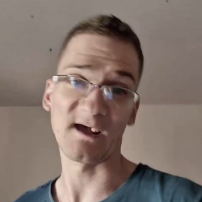 Öreg Nyanyafejű Pityesz màr Csontvàz fejjel virít