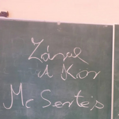 Màr az iskolákban is Pistát trollkodják a táblára irkáló trollok