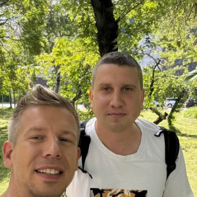 Menczer Tamás fejű Qhár Benya közös fotón pózol Magyar Péterrel