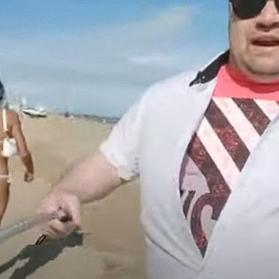 Pistike a perverz kukkoló bikinis csajokat vesz fel az esti recskázáshoz.