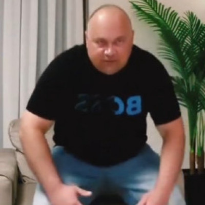 MC Gyomor terhestornát csinál a fotelban