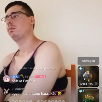 Jenes berivózva, női melltartóban buziskodik liveban