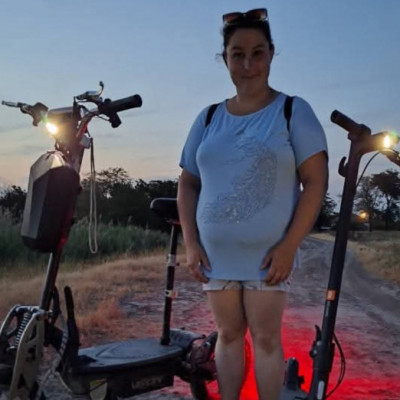 Mobilsz ès a gyogyòs, naplemente utàn a pusztàban