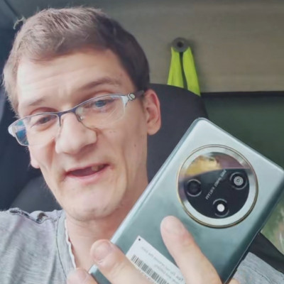 Idős, vidéki öregasszonyfejű Biòs Pityesz jòl lelakva