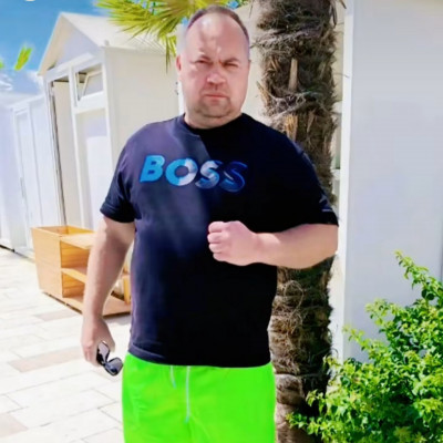 Gyogyòs Ananàsz kemènykedni próbál