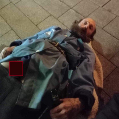 A "Nagy" Bartos kilógó farokkal döglik a térkövön (cenzúrázott)