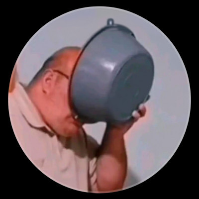 Vadász Gyula lavorból iszik