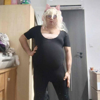 Aberrált Yabo a hájas férfi testét mutogatja youtubon
