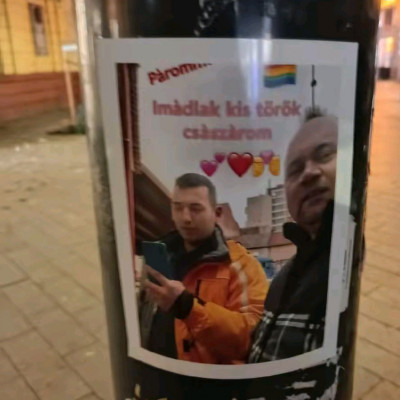 MC szájzáras Vicsorgòs Dàkò plakátok a Corvin negyedben