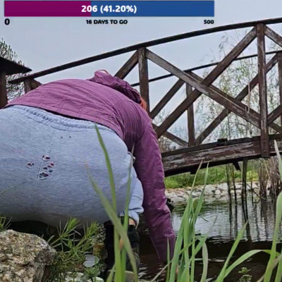 Killerbunnyinrage szakadt mackónadrágban pucsit a nézőinek kertészkedés közben