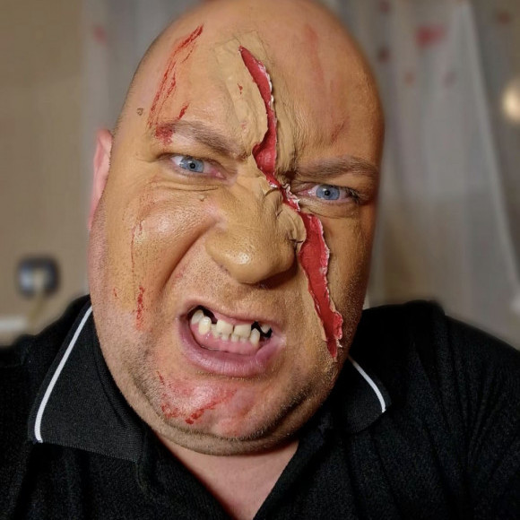Subikoca fogatlan fejjel Halloweenezik Luka Penetràval