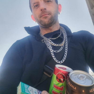 A magàt tehetősnek gondolò Macsò Tibi cigivel ès sörrel flexel