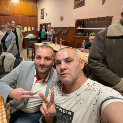 Fakezes Ádám megmutatja az iPhone-ját a Tisza jelöltjeinek
