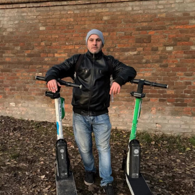 Mobilsz feszít a semmire ahelyett hogy munkàt keresne